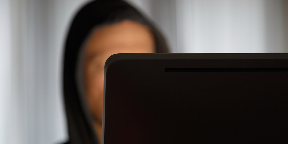 Hamis profilt hoz létre egy közösségi oldalon az, aki nem a saját nevében, hanem valaki más személyiségével visszaélve vagy egy kitalált személy profiljával regisztrálja magát. Egy ilyen fiktív személyiség eszköz lehet például online behálózáshoz, hiszen